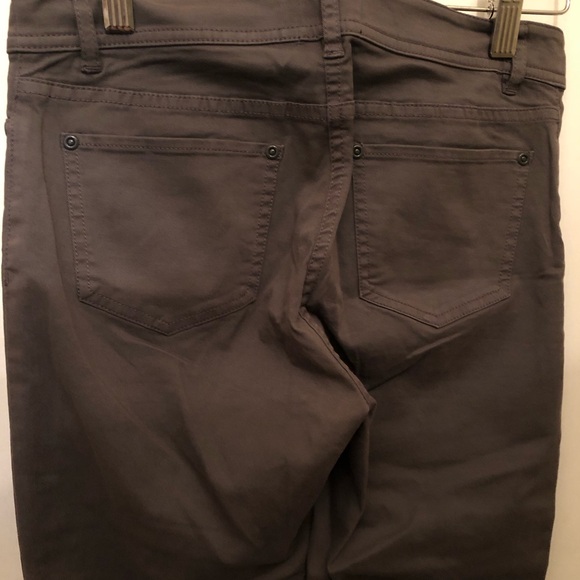 Wilfred Free grey skinny pants. Size 2. 97% cotton 2% spandex. - Picture 4 of 5